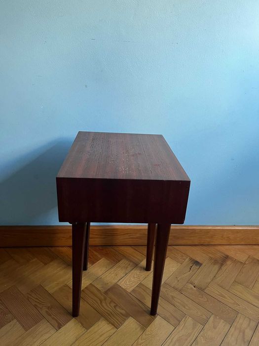 Conjunto de 2 mesinhas de apoio em madeira – uma para restauro