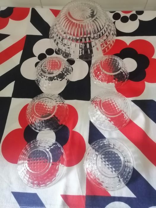 7 taças de fruta 6 pequenas e 1 grande+Candeeiro teto e mesa a