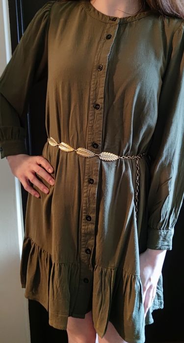 Sukienka koszulowa z długim rękawem w kolorze khaki z oryginalnym pask