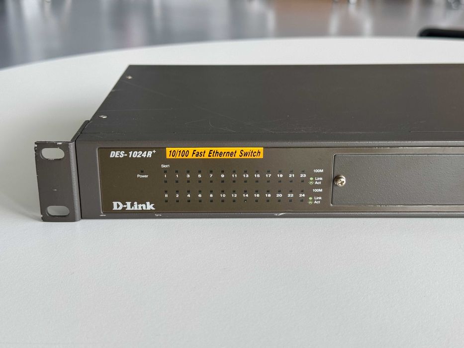 SWITCH D-Link (DES-1024R+) - 24 portas - Layer 2