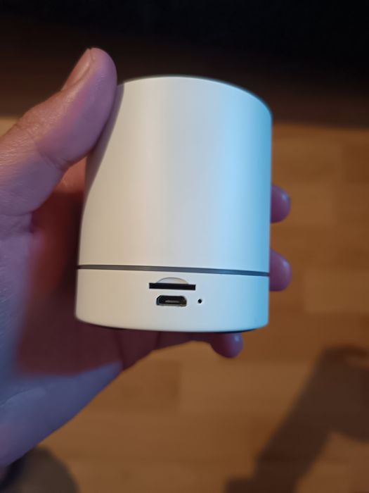 Coluna pequena  Bluetooth portátil Cristian Lay cor branca