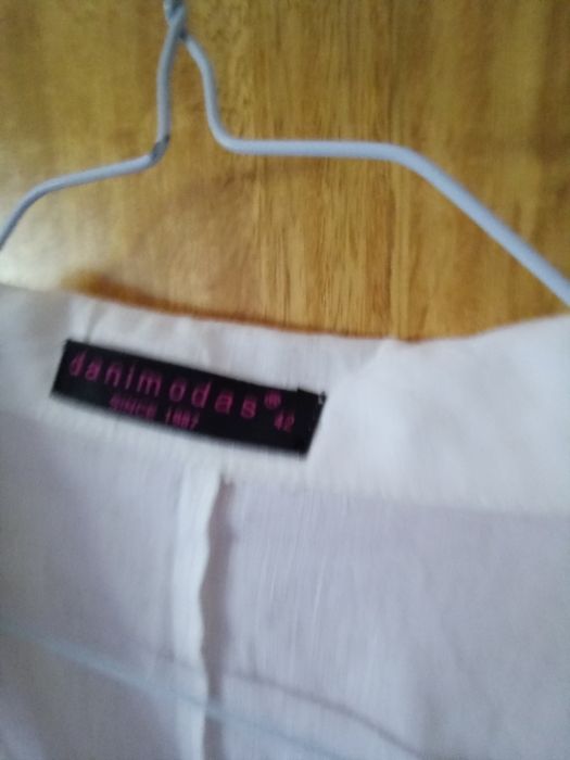 Fato de linho bordado em rosa