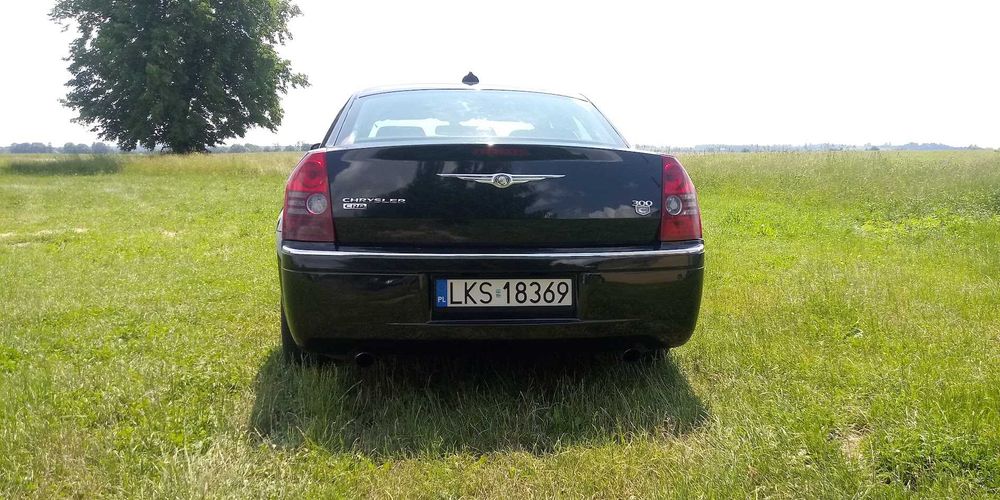 sprzedam samochód osobowy Chrysler 300 C