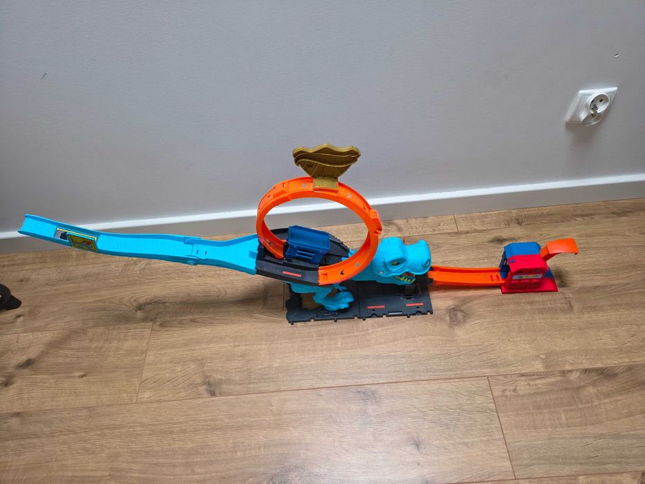 Hot Wheels City Atak Dinozaura T-Rex + Samochodzik Wyrzutnia HKX42