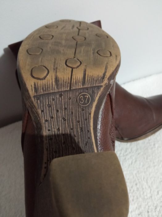 Botas em castanho ,tamanho 37 , como novas ,10€