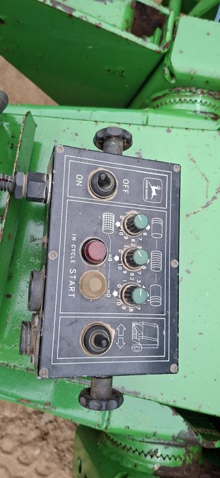Prasa rolująca John Deere 580 szeroki podbieracz.