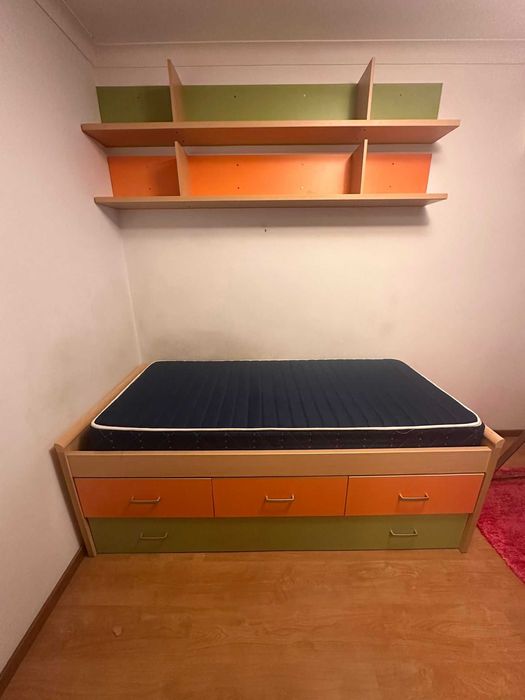 Cama solteiro e 2 prateleiras