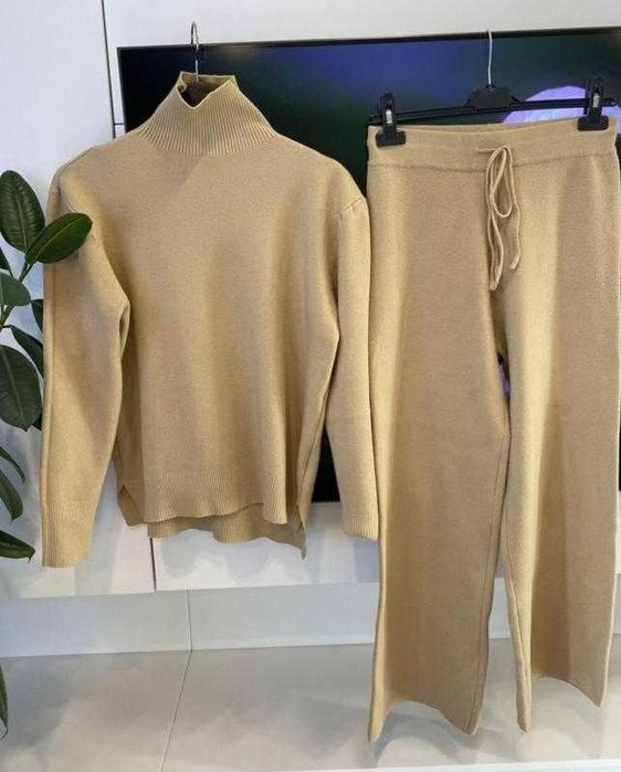 Прогулянковий трикотажний костюм