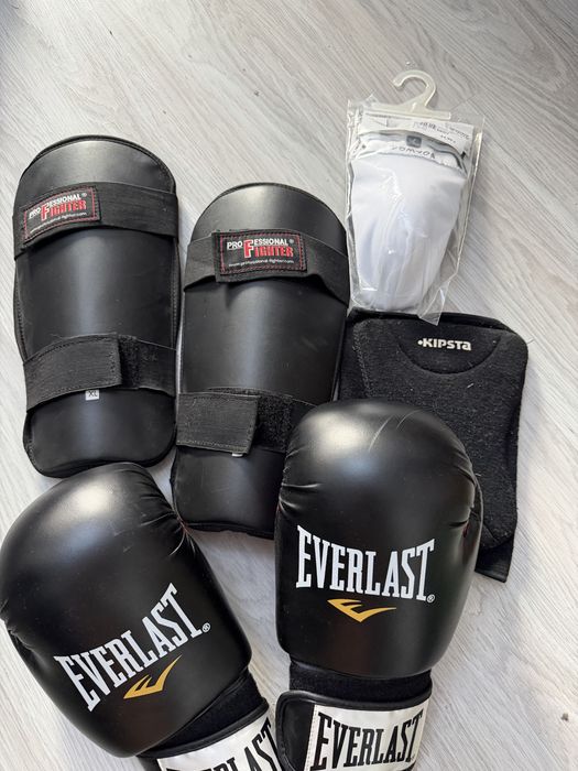 Zestaw do sportów walki Everlast + ochraniacze piszczeli + suspensor