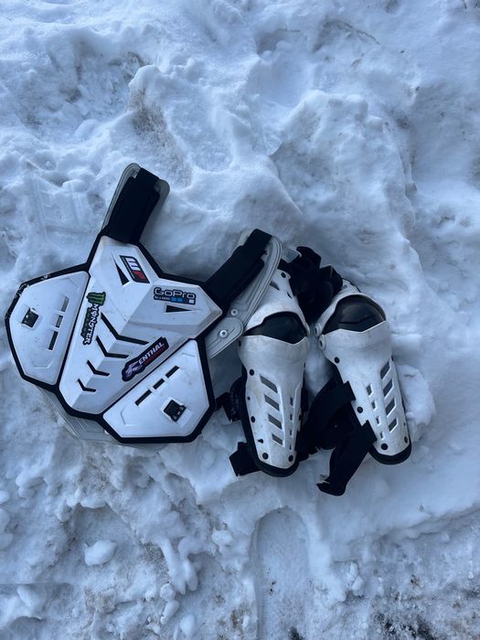 Продам наколінники і черепаху