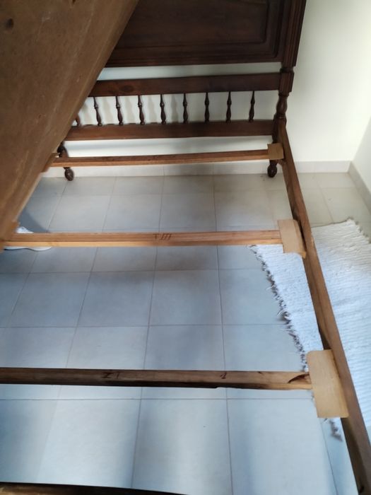Cama de Casal em Madeira Maciça