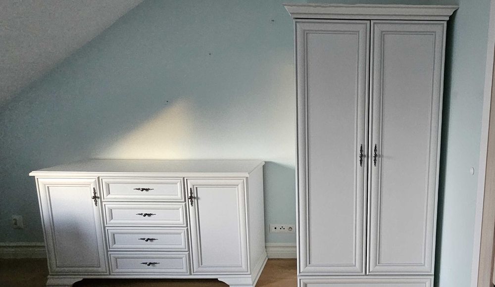 Białe meble do sypialni (szafa, komoda, stoliki nocne)