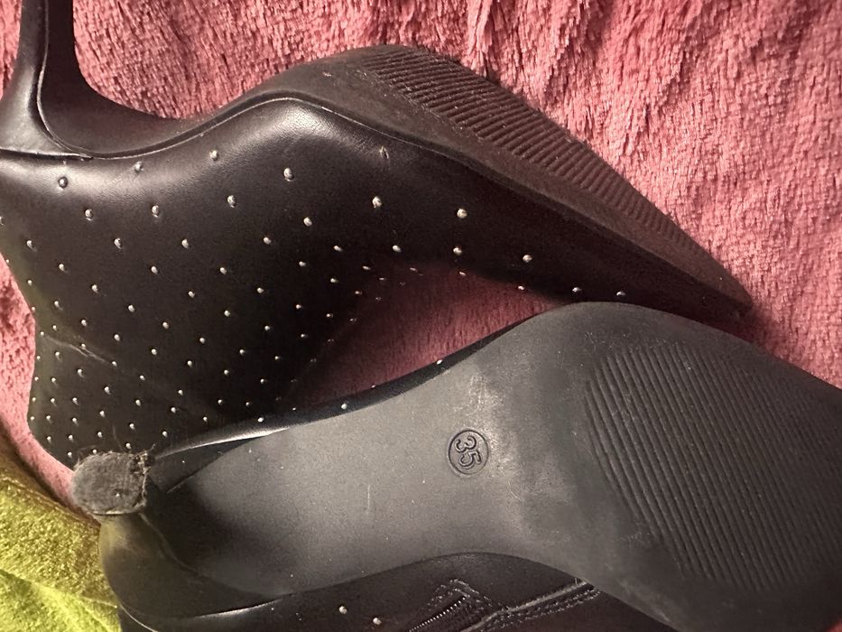 Botas pretas tamanho 35