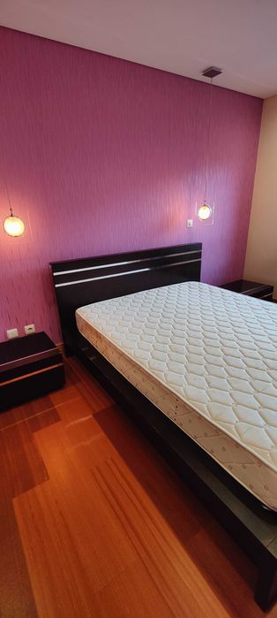 Cama de casal madeira (c/ mesa de cabeceira)