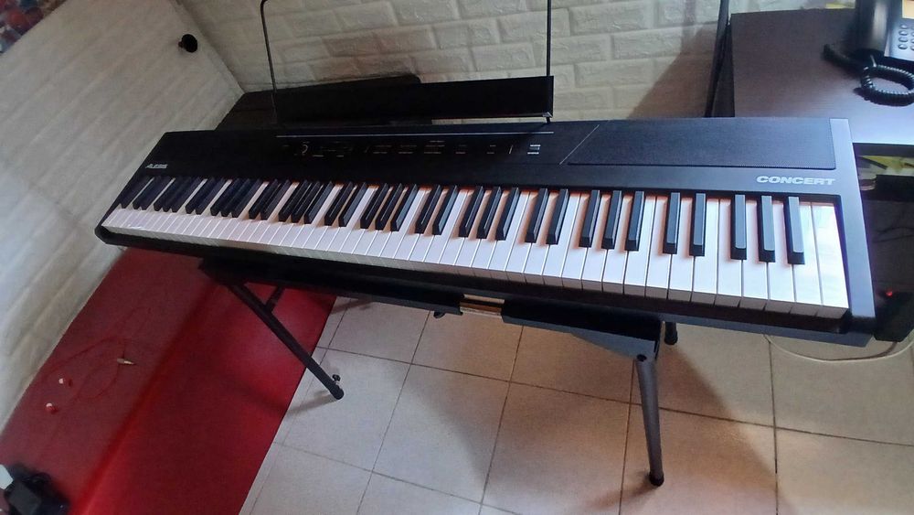 Piano ALESIS CONCERT 88 teclas e pedal