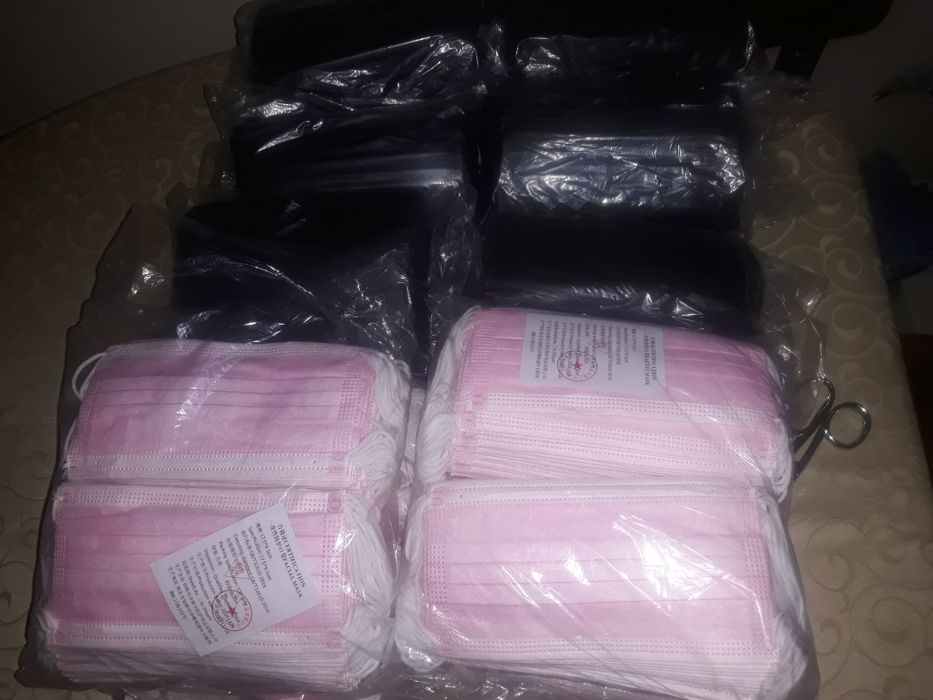 Vendo mascaras descartáveis pretas e rosa