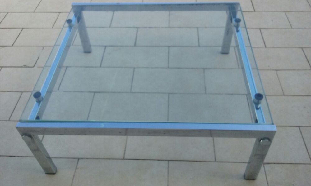 Mesa de sala com tampo em vidro