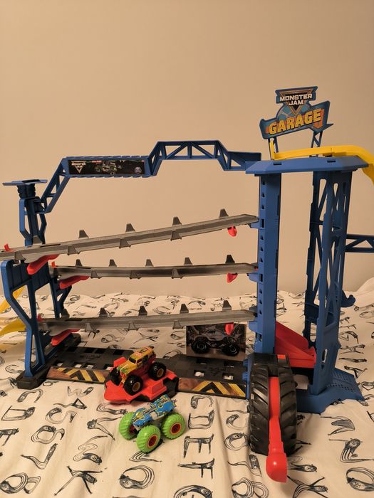 Monster Jam Mega Garage