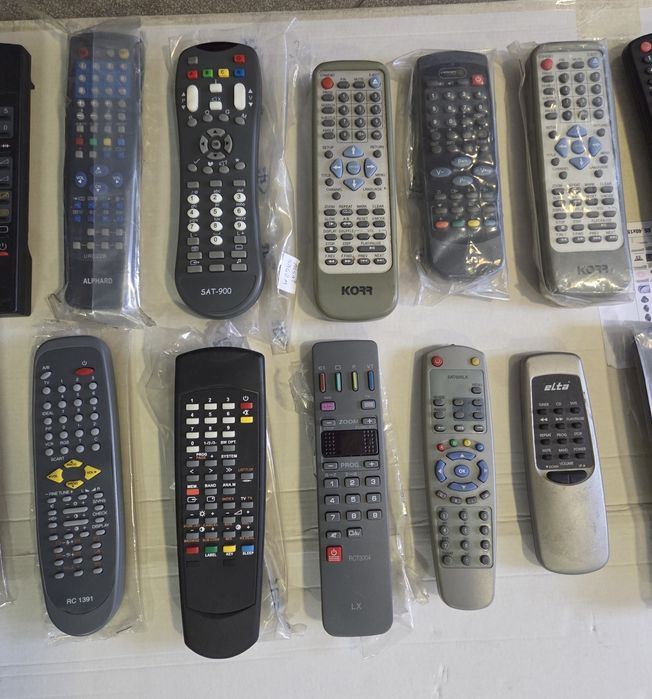 Zestaw pilotów do TV, dekoderów i innych