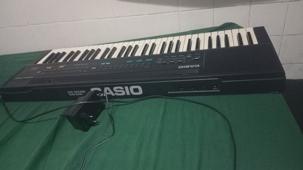 Piano Casio a venda.