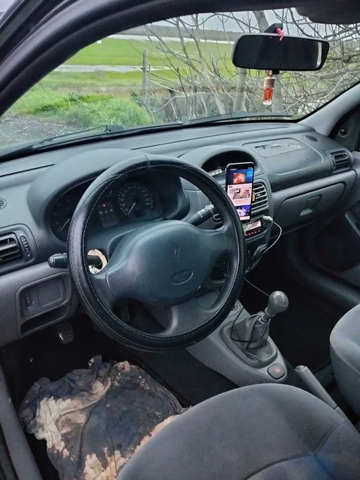 Vendo Renault Clio em bom estado com inspeção feita peneus novos