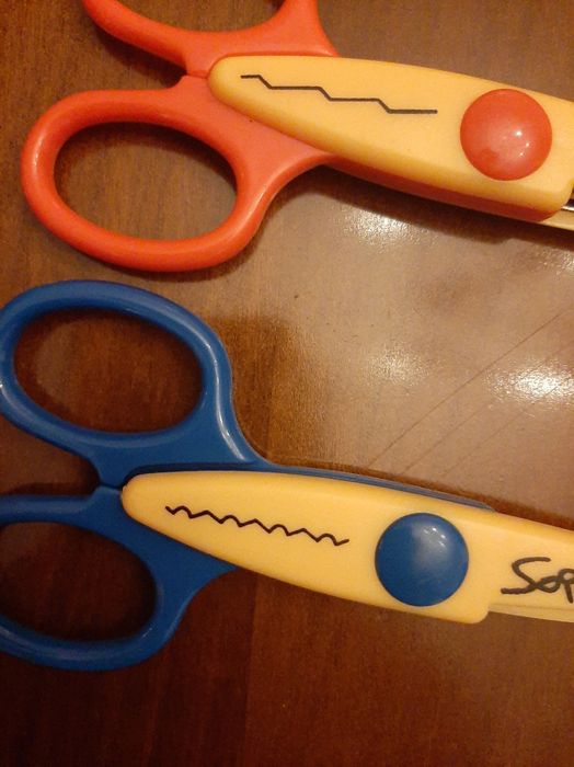 Tesouras com cortes com enfeites