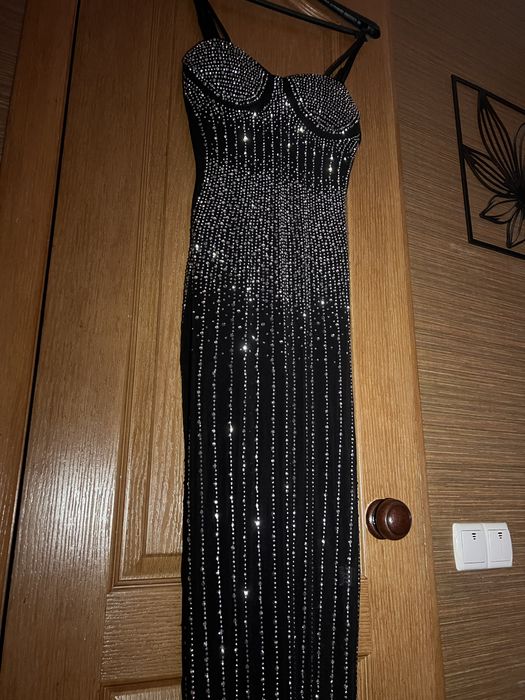Блискуча довга сукня в стразах
