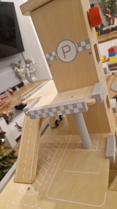 Drewniany garaż z windą.