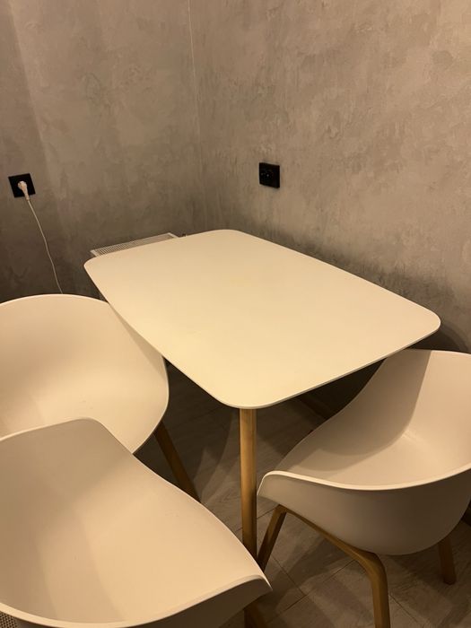 Продається кухонний стіл і 4 стільці