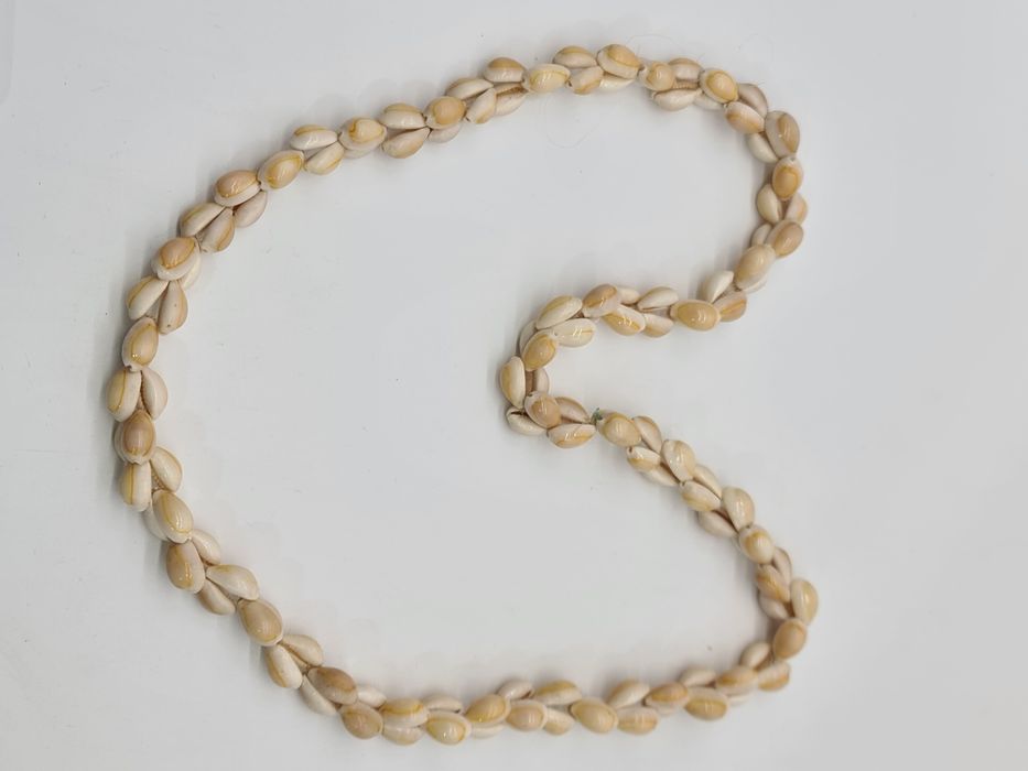 Colar artesanal com pequenas conchas