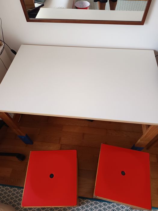 Mesa/secretária de quarto de criança e 2 bancos