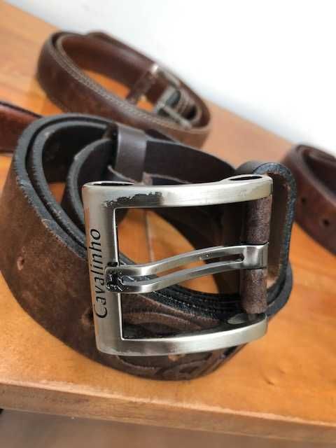 Conjunto de trés cintos em pele Cavalinho