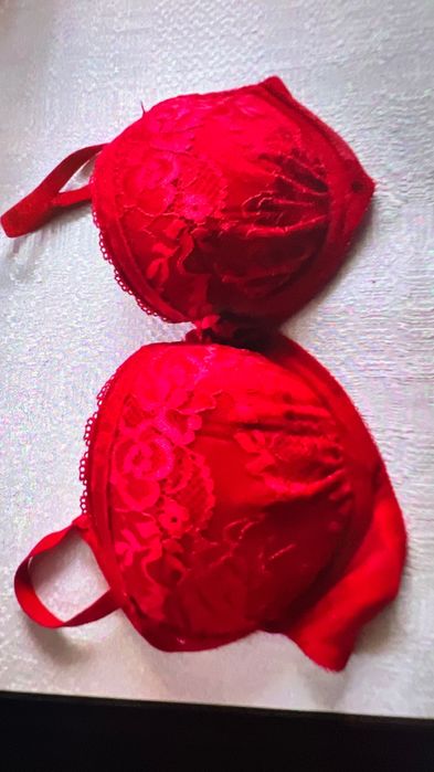 Biustonosz czerwony koronkowy