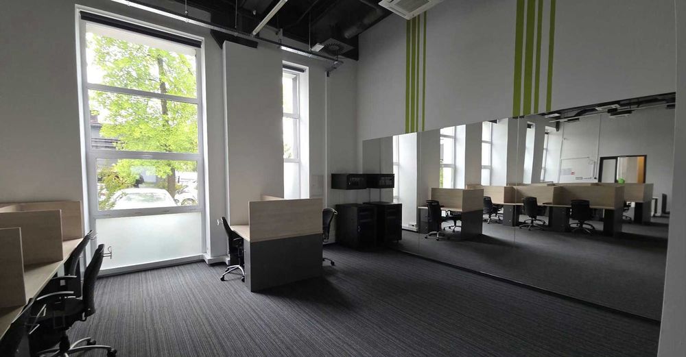 Parter biurowca, dwa wejścia, open space, po remoncie