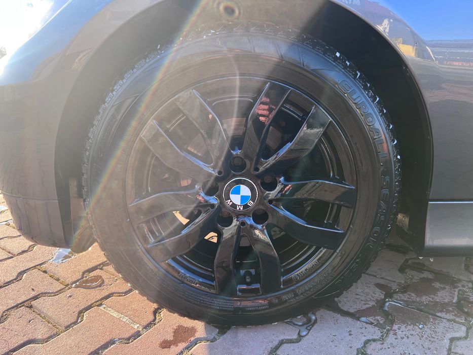 Czarne koła BMW 16" z oponami.