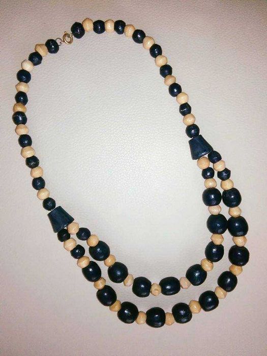 Colares artesanais em madeira. Novos!!!