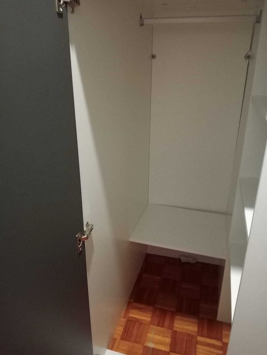 Cama solteiro alta com escritório e armário