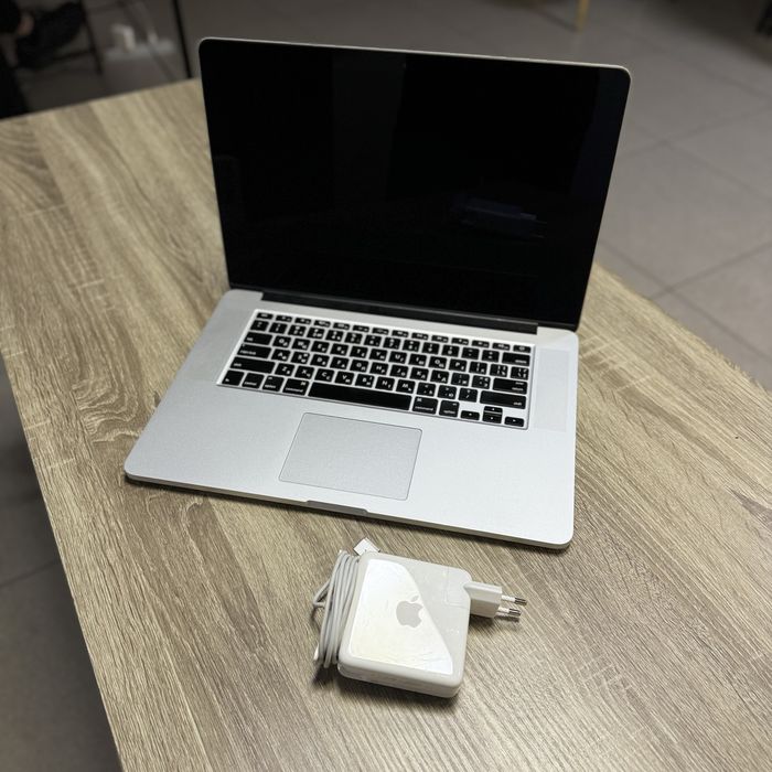 MacBook Pro 15.4 дюйми 2015 року 256 ssd 16 ram
