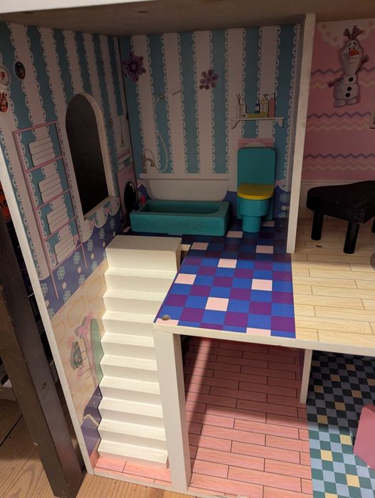 Casa de bonecas em madeira