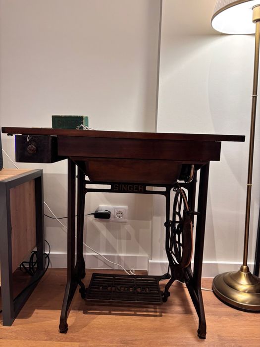 Máquina de coser singer a funcionar