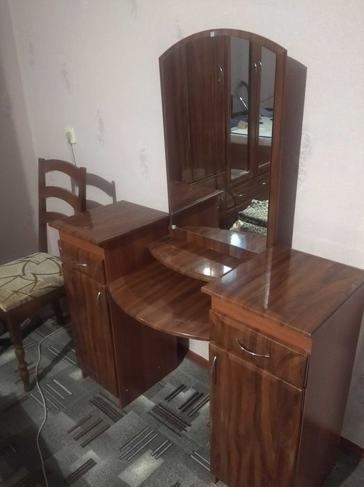 Туалетный столик с зеркалом