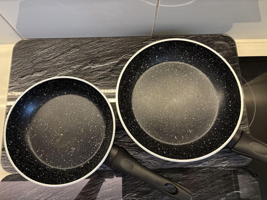 Conjunto de 2 Frigideiras Antiaderentes – Excelente Estado!