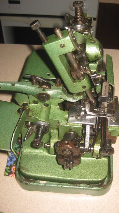 zabytkowa maszyna do szycia overlock