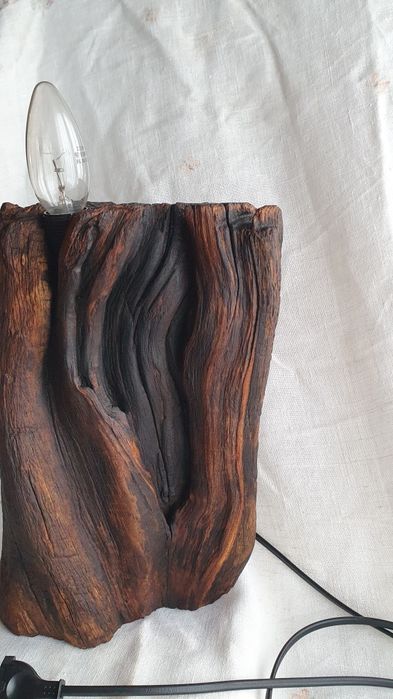 Lampa stojąca z drewna