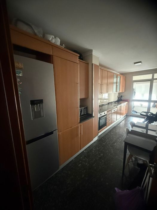 Cozinha em camel com eletrodomésticos