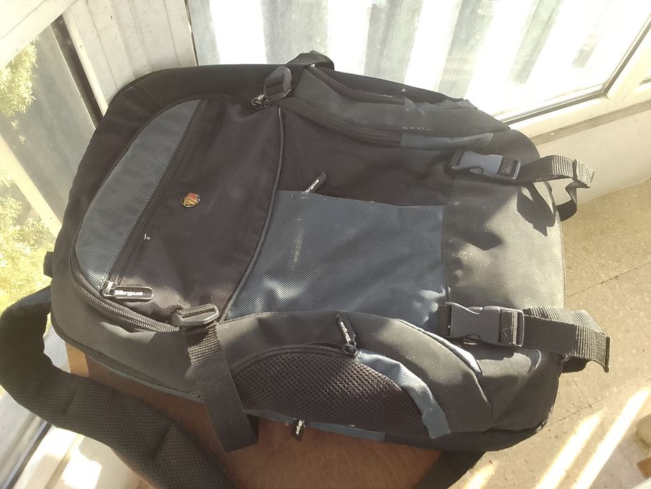 Mochila Targus em bom estado