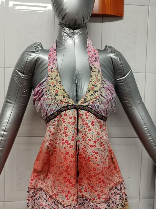 Vestido de senhora
O tamanho corresponde a um Menhora