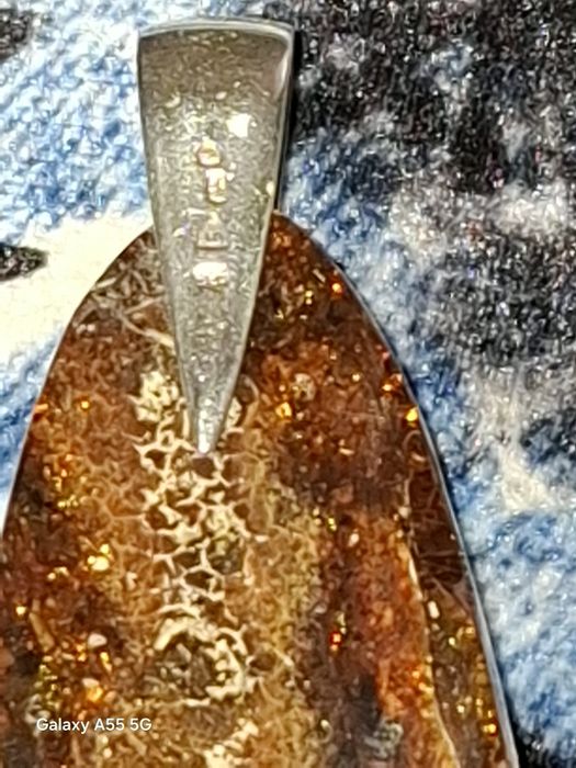 Duży wisior bursztynowy.