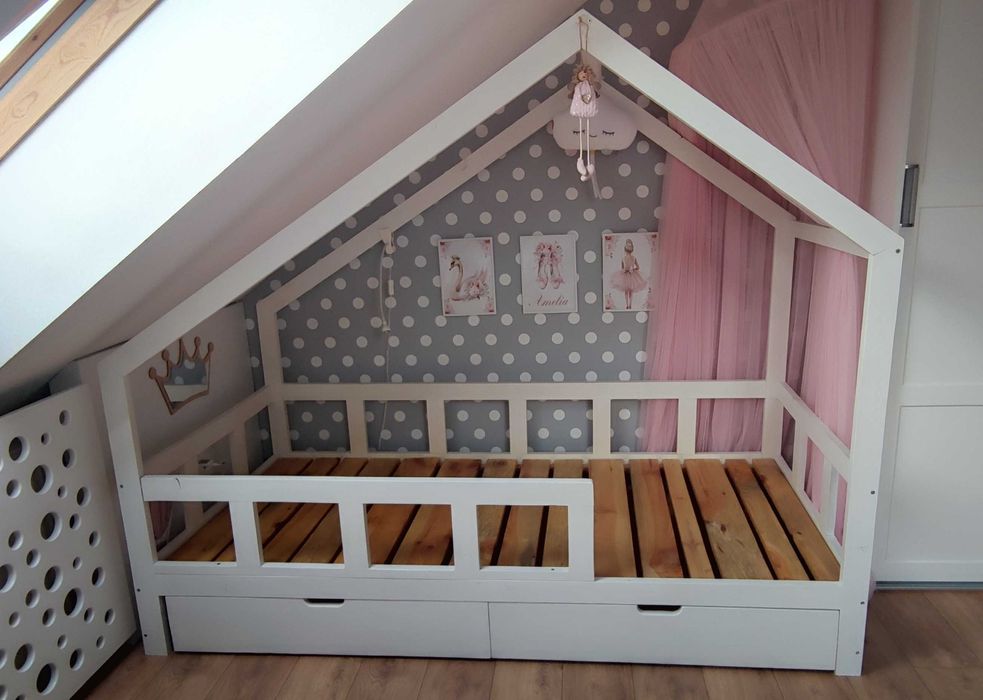 Sprzedam łóżeczko drewniane domek 90x200