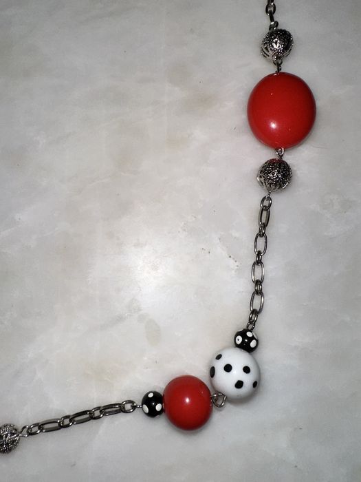 Colar prateado com pedras vermelhas e brancas